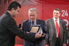 Z. Kristaq Kume, drejtor i INSIZ, duke marr mimin e bronxt pr Komunikimin Mediatik m t mir